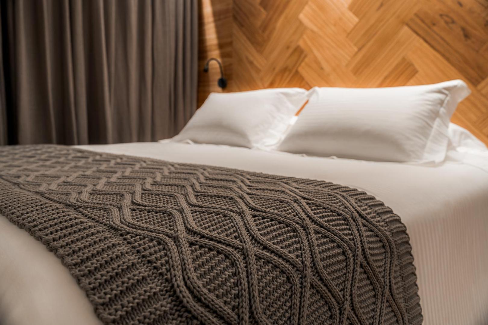 Bavaria Sport Hotel Gramado Dış mekan fotoğraf A bed with a throw