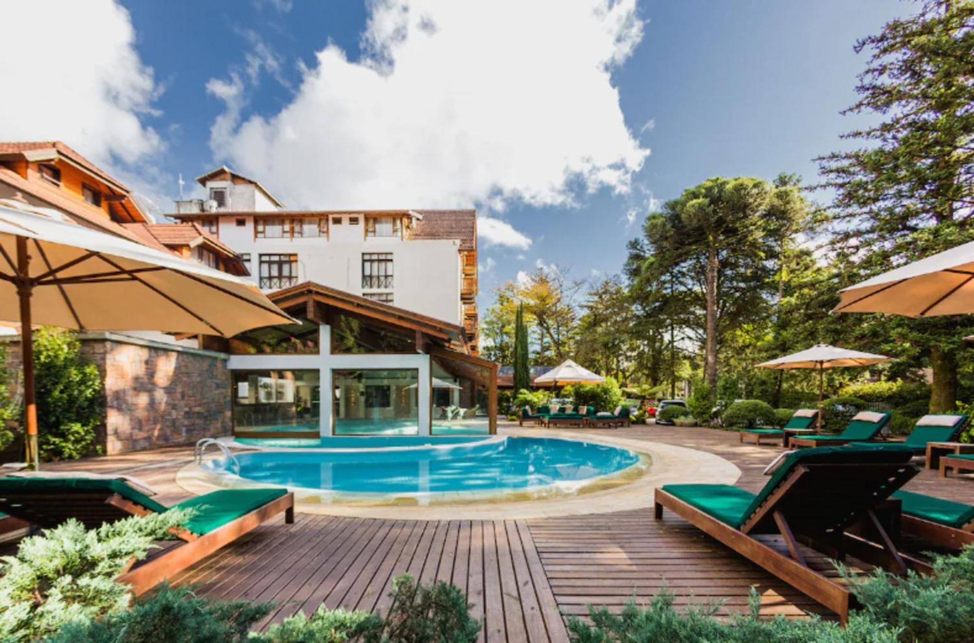 Bavaria Sport Hotel Gramado Dış mekan fotoğraf The swimming pool at the hotel